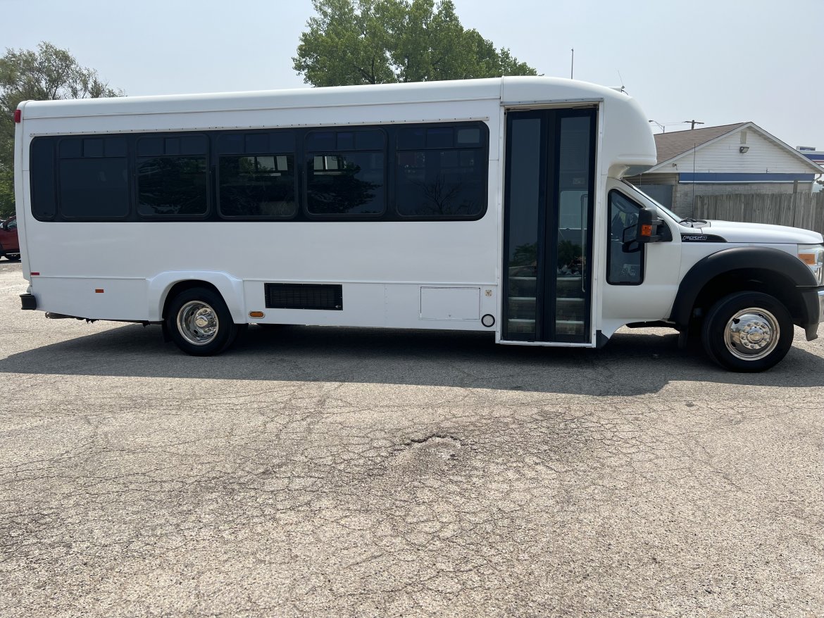 2012 StarTrans Ford F550 Limo Bus - Photo 2