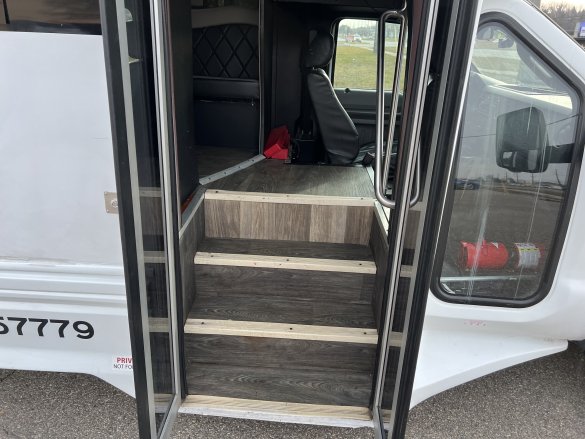 2014 Ford F-550 Limo Bus for Sale in Southfield, MI - Photo 2