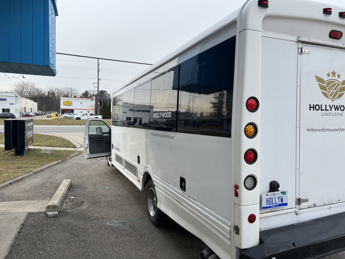 Limo Bus for Sale in Southfield, MI - Photo 19
