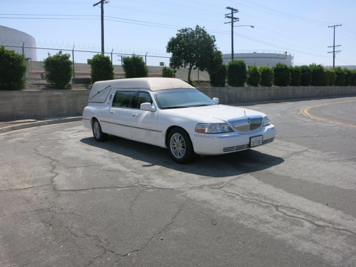 Funeral for sale: 2004 Lincoln Town Car by Eureka
