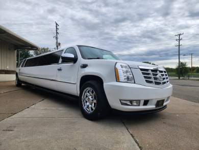 2008 Chevrolet Suburban w/ Escalade Body Kit SUV Stretch for Sale in Erie, PA - Photo 2