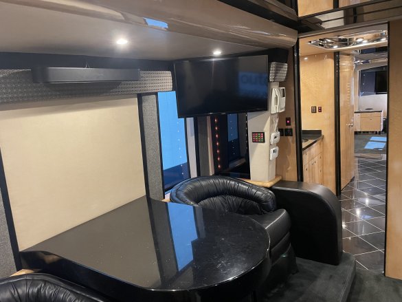 2004 Featherlite Prevost H345MH Limo Bus (REDUCED $100K)