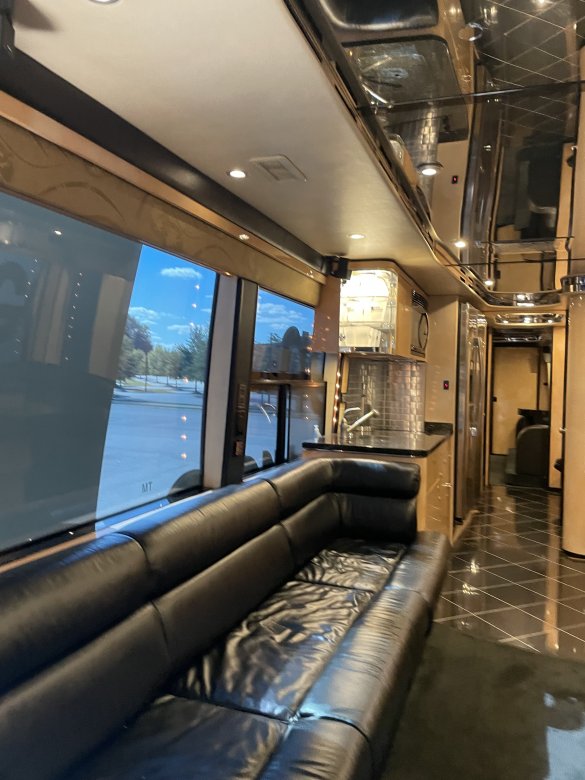 2004 Featherlite Prevost H345MH Limo Bus (REDUCED $100K)