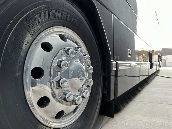 2004 Featherlite Prevost H345MH Limo Bus (REDUCED $100K)