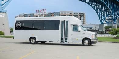 2022 LGE Coachworks Ford E-450 Limo Bus