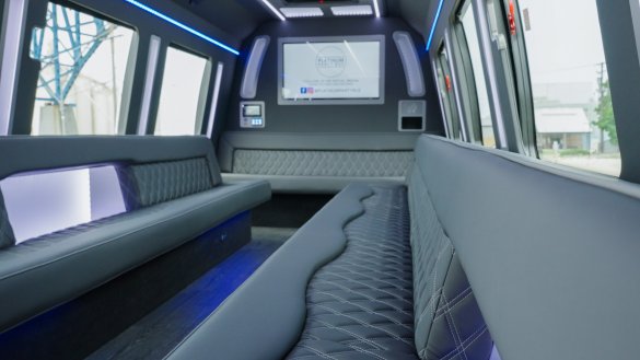 2022 LGE Coachworks Ford E-450 Limo Bus