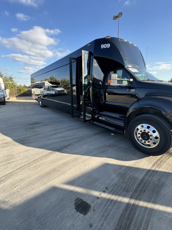 2013 Ford F750 tiffany shuttle Shuttle Bus for Sale in Dallas, TX - Photo 3