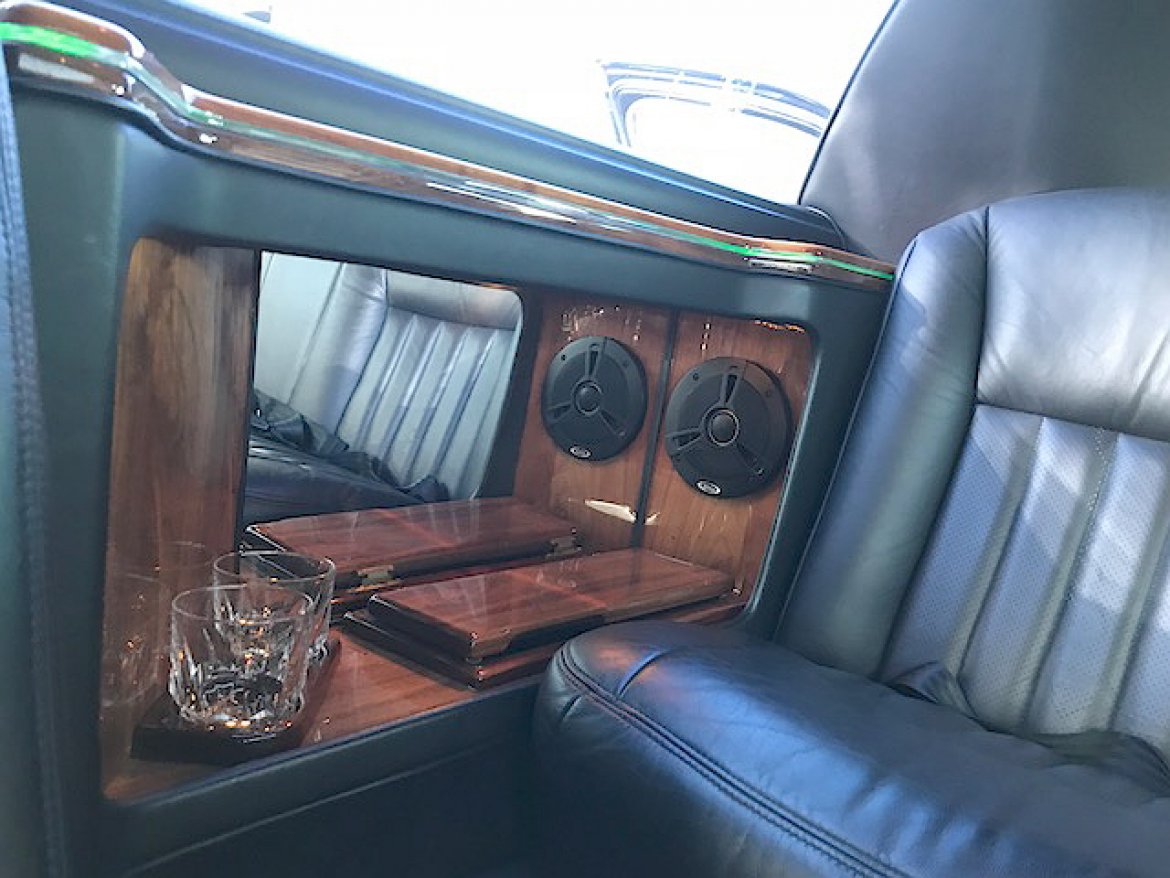 Photo of Limousine for sale: 2006 Lincoln Town-Car 100&quot; by Krystal Koach