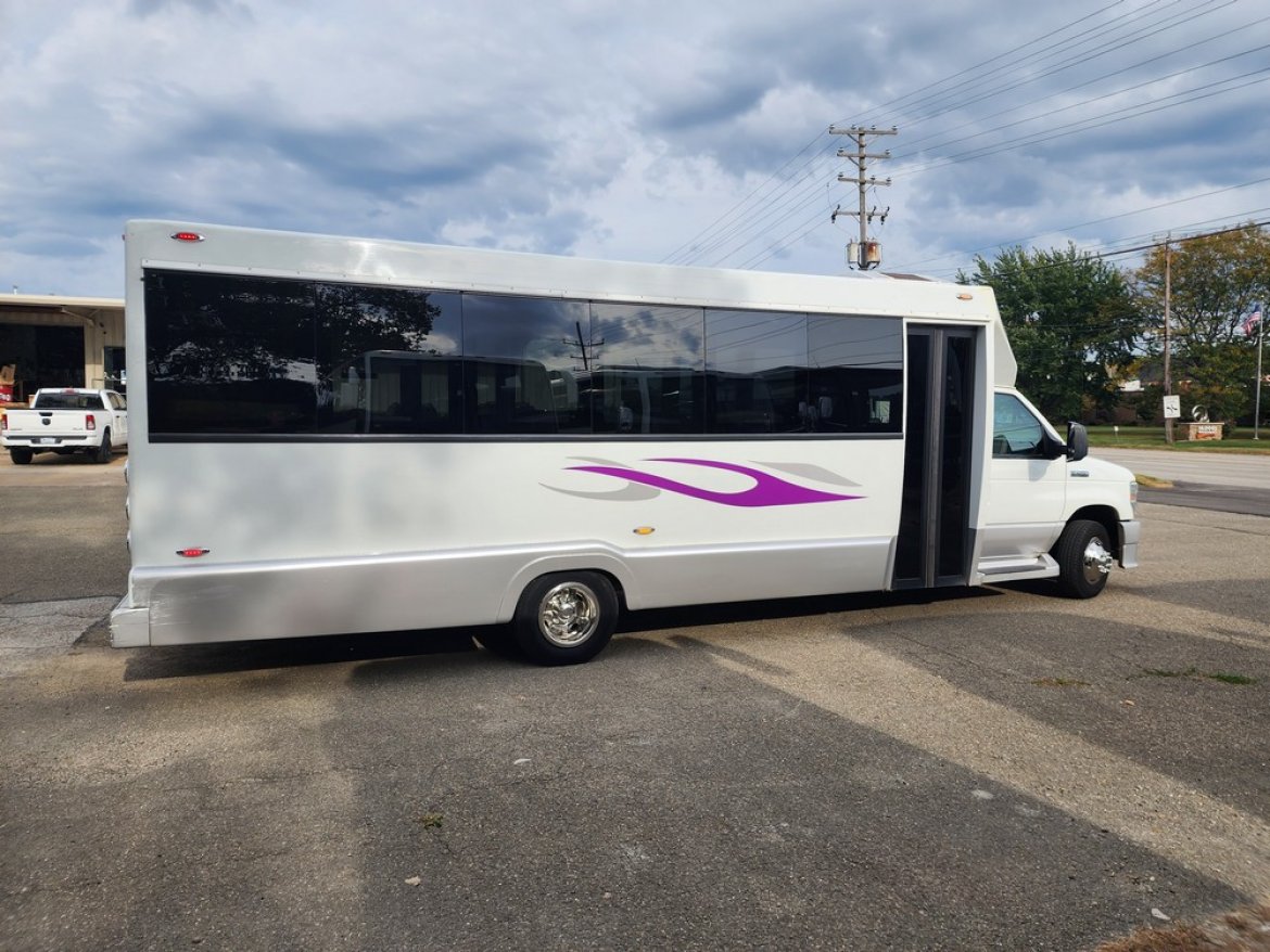Limo Bus for Sale in Erie, PA - Photo 19