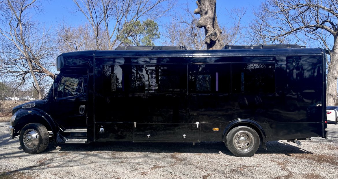Limo Bus for Sale in Jackson, TN - Photo 2