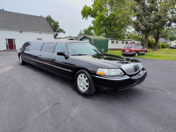 2011 Lincoln Town Car Executive L Limousine for Sale in Petersburg, VA - Main Photo