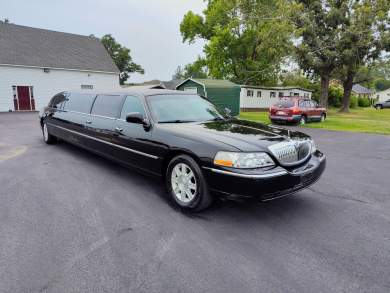2011 Lincoln Town Car Executive L Limousine for Sale in Petersburg, VA - Main Photo