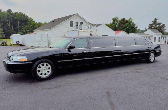 2011 Lincoln Town Car Executive L Limousine for Sale in Petersburg, VA - Photo 2
