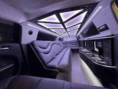 2023 Chrysler 300 Limousine for Sale in Springfield, Missouri, US - Photo 3