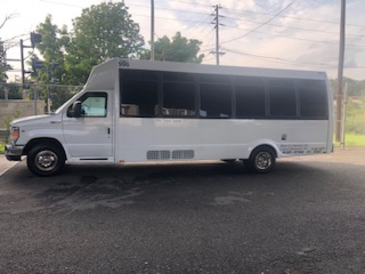 Photo of Limo Bus for sale: 1998 Ford E-450 by Federal