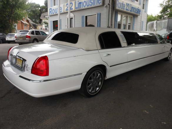 2004 Lincoln Town Car Limousine for Sale in Hillside, NJ - Photo 2