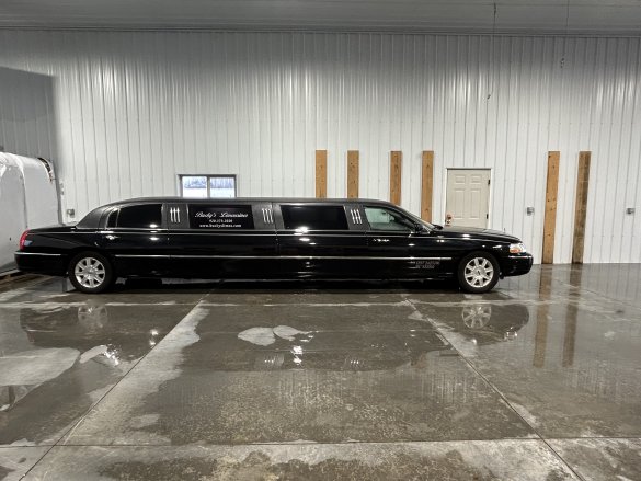 2009 Lincoln Lincoln Towncar 2009 Limousine for Sale in Green Bay, WI - Photo 2