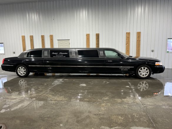 2009 Lincoln Lincoln Towncar 2009 Limousine for Sale in Green Bay, WI - Photo 3