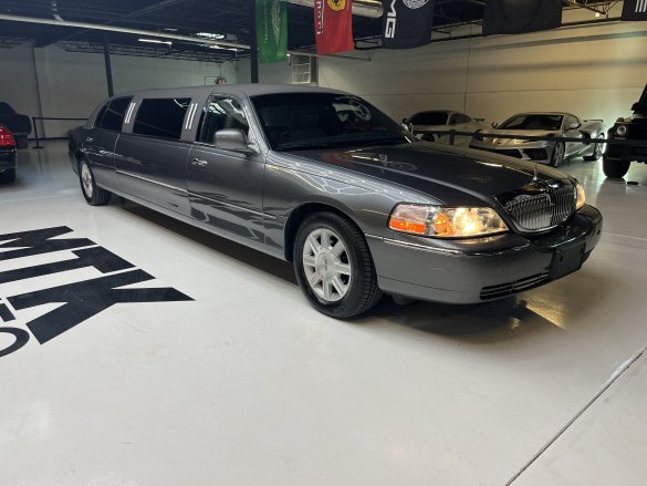 2011 Lincoln Town Car Limousine for Sale in Richmond, VA - Photo 2