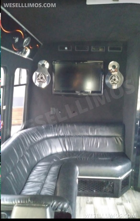 2005 Royal GMC 5500 Limo Bus