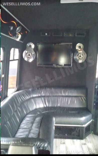 2005 Royal GMC 5500 Limo Bus