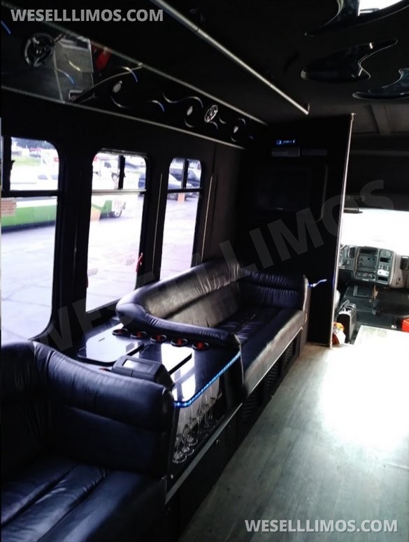 2005 Royal GMC 5500 Limo Bus