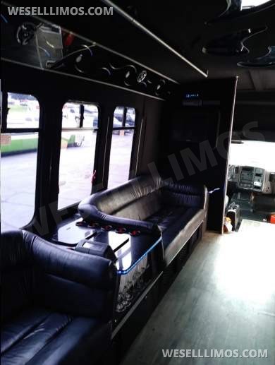 2005 Royal GMC 5500 Limo Bus