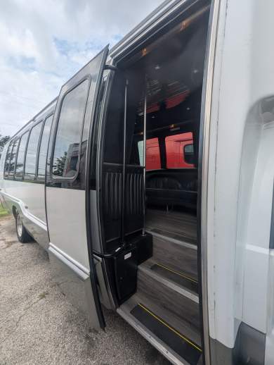 2007 Krystal  Ford F550 Limo Bus **Priced to Sell**