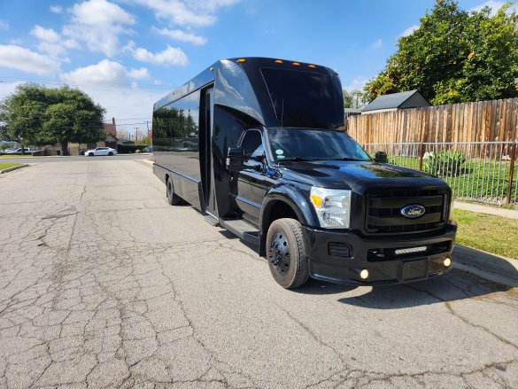 2015 Ford F550 Executive Shuttle for Sale in Fontana, CA - Photo 2