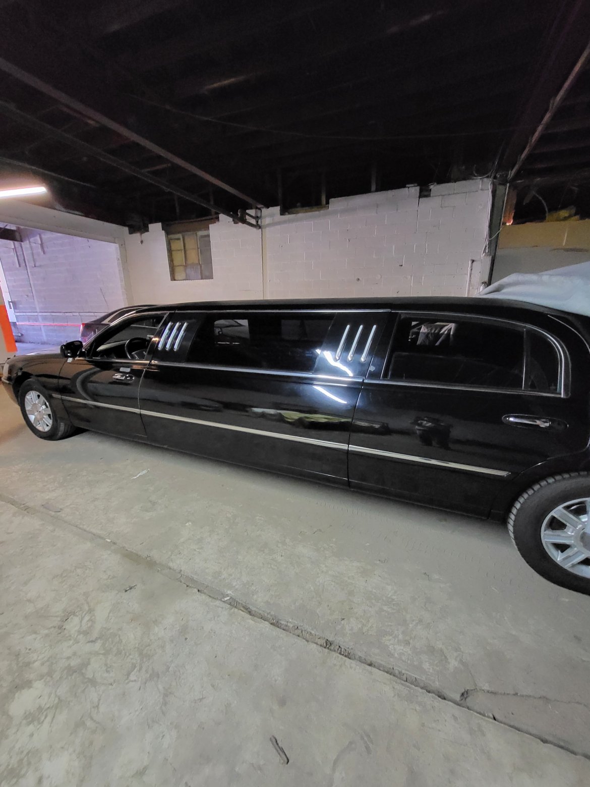 Limousine for sale: 2007 Lincoln Town Car 72&quot; by crystal