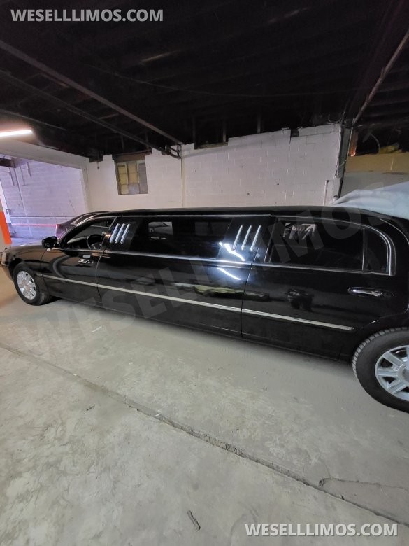 2007 Royal Lincoln Town Car Limousine