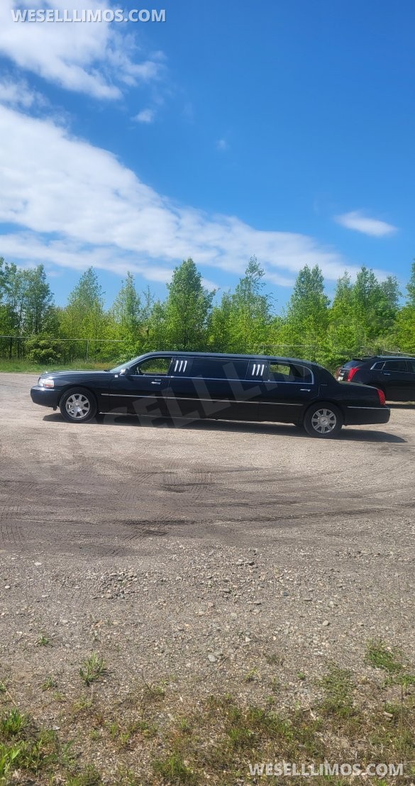 2007 Royal Lincoln Town Car Limousine