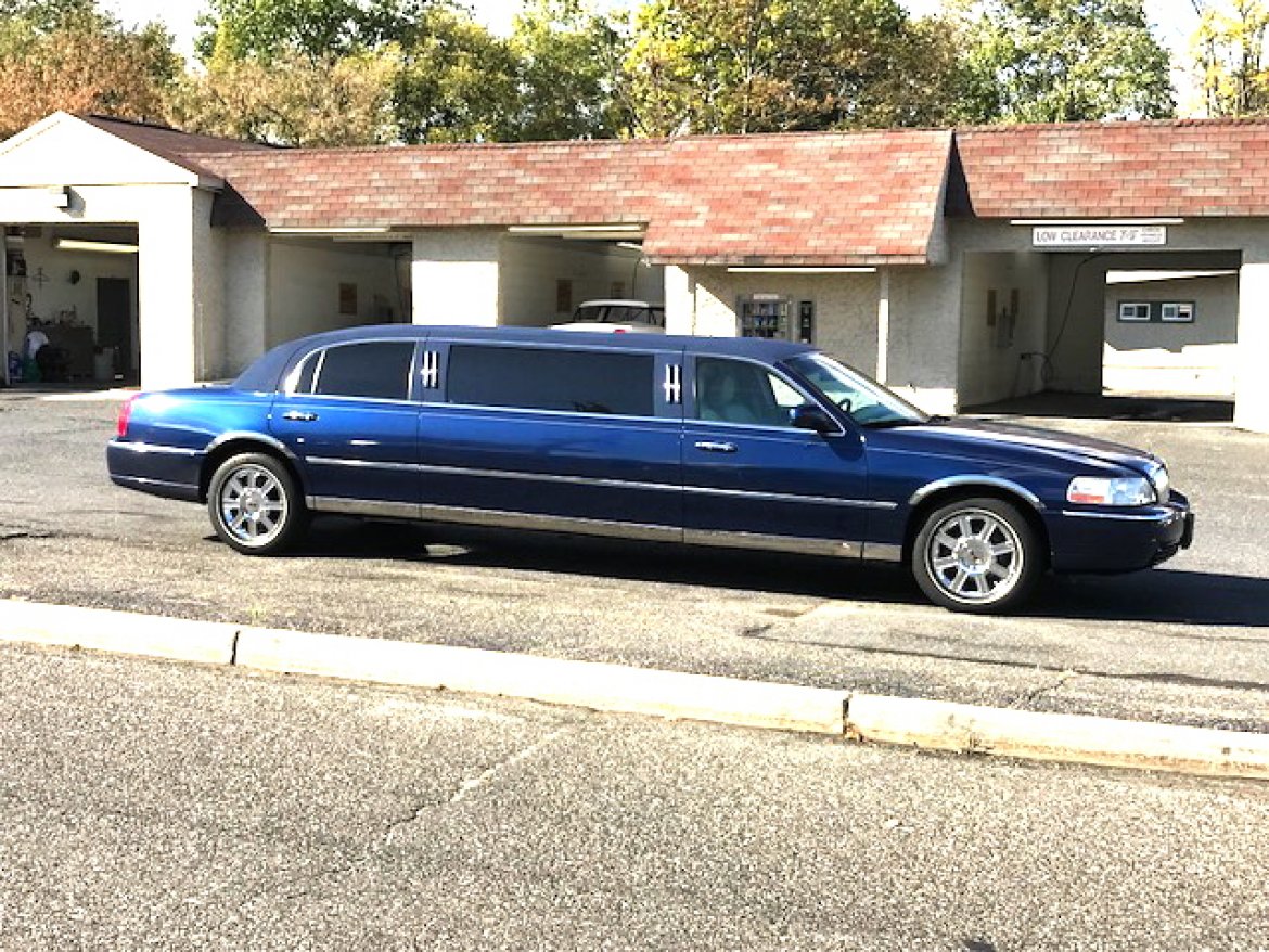 Photo of Limousine for sale: 2007 Lincoln Town-Car 70&quot; by DaBryan