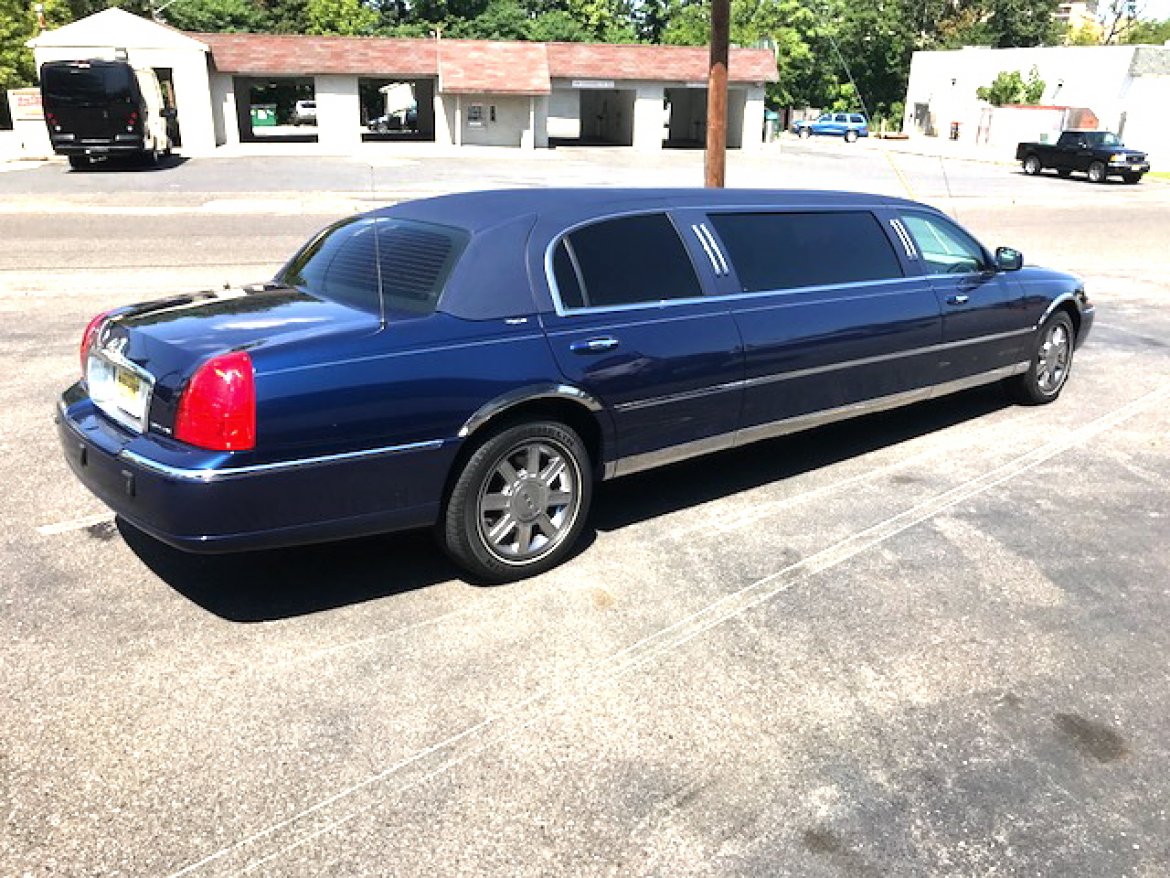 Photo of Limousine for sale: 2007 Lincoln Town-Car 70&quot; by DaBryan