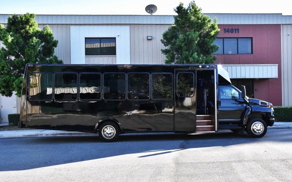 2007 GMC 5500 Limo Bus for Sale in Fontana, CA - Photo 2