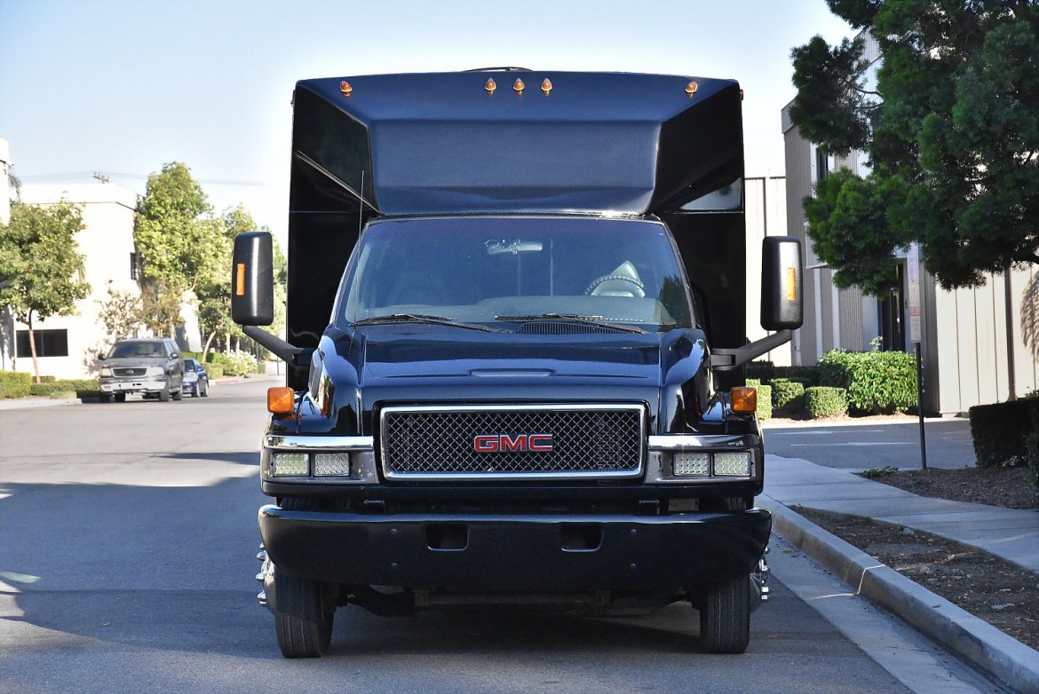 Photo of Limo Bus for sale: 2007 GMC 5500 by Federal