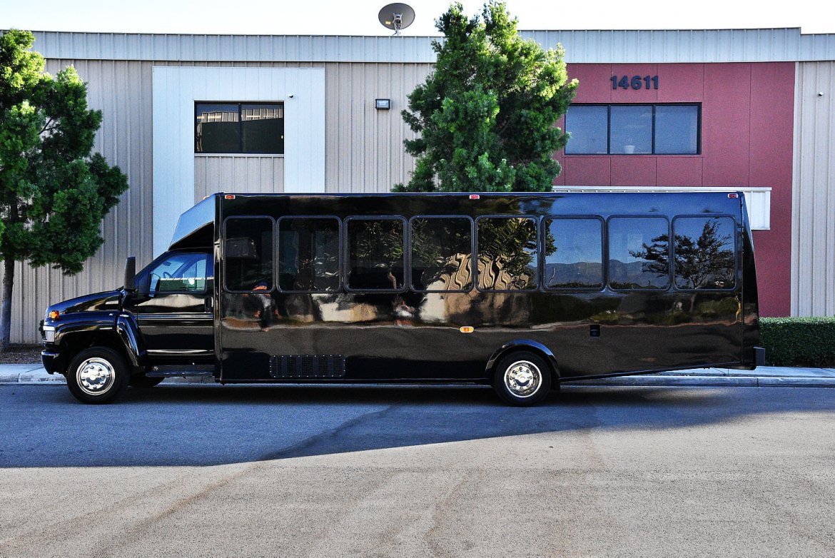 Photo of Limo Bus for sale: 2007 GMC 5500 by Federal