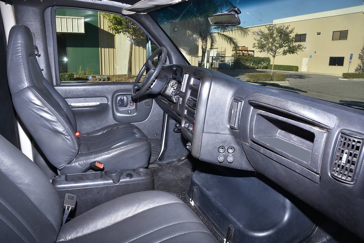 Photo of Limo Bus for sale: 2007 GMC 5500 by Federal