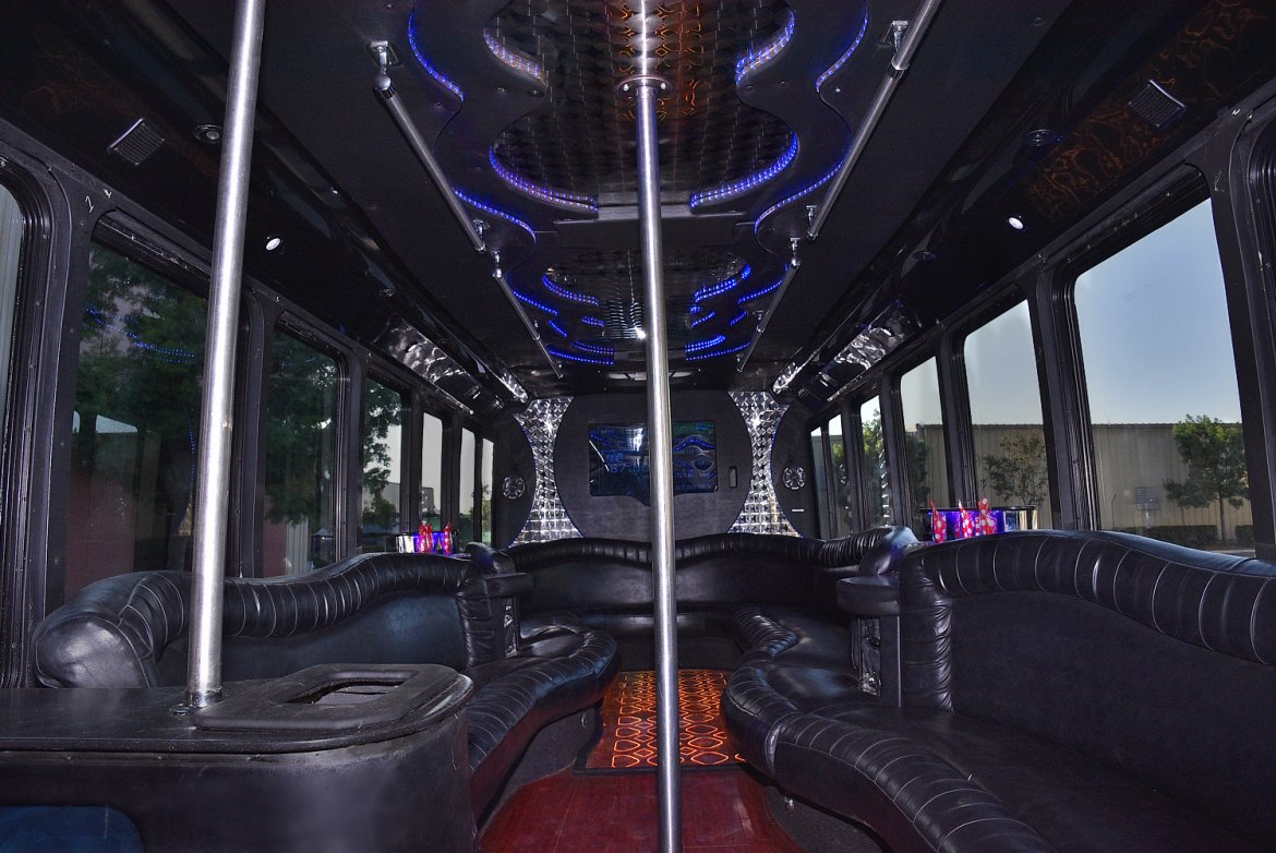 Photo of Limo Bus for sale: 2007 GMC 5500 by Federal