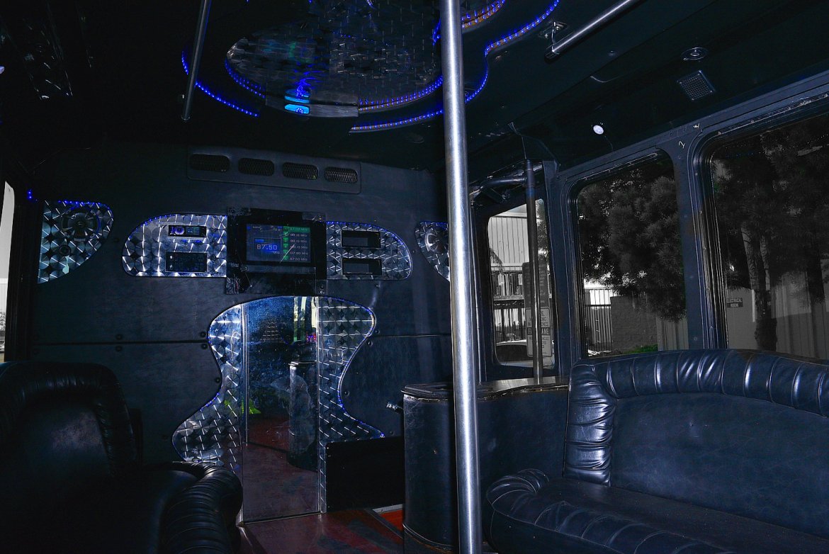 Photo of Limo Bus for sale: 2007 GMC 5500 by Federal
