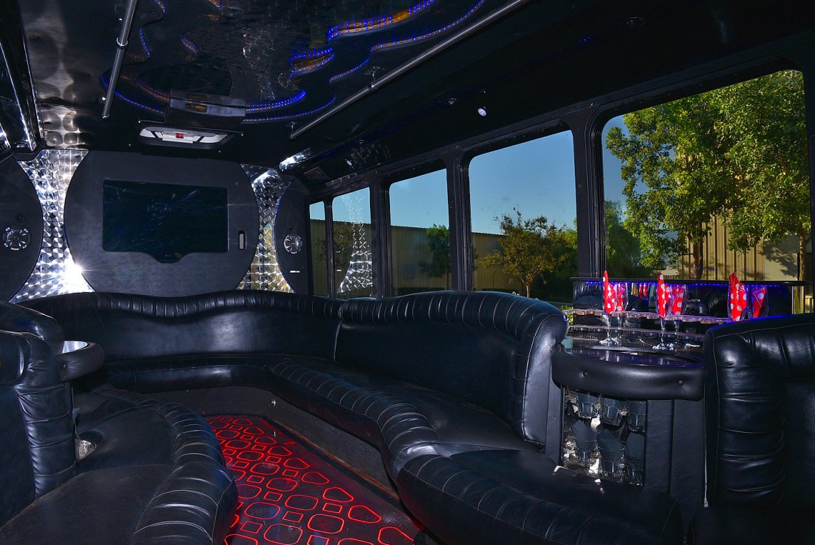 Photo of Limo Bus for sale: 2007 GMC 5500 by Federal
