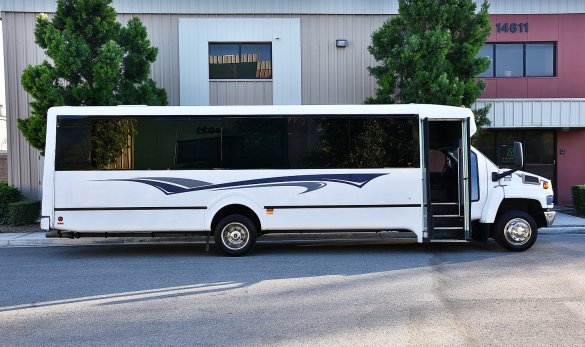 2008 Chevrolet 5500 Limo Bus for Sale in Fontana, CA - Photo 2