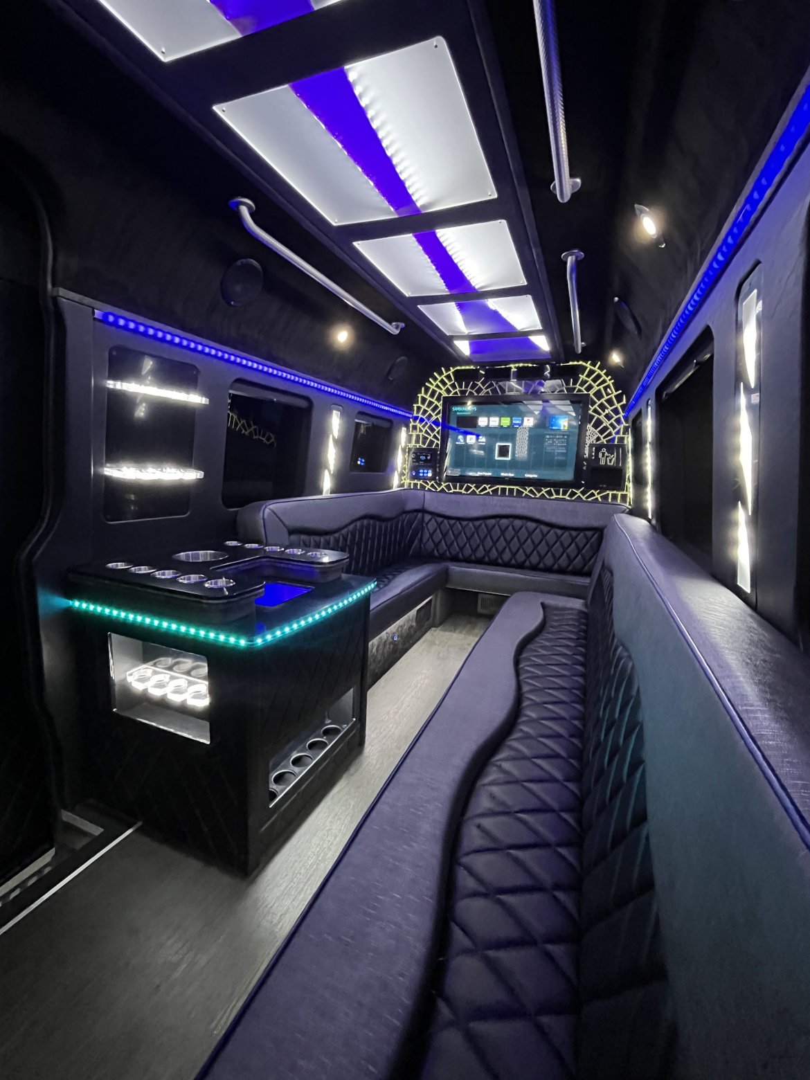 2016 LGE Mercedes-Benz Privately Owned Sprinter Limousine - Photo 3
