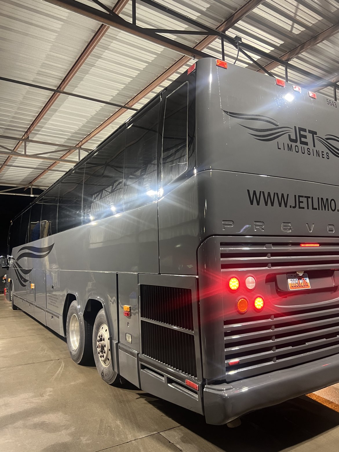 2002 Prevost H3-45 Motorcoach - Photo 2