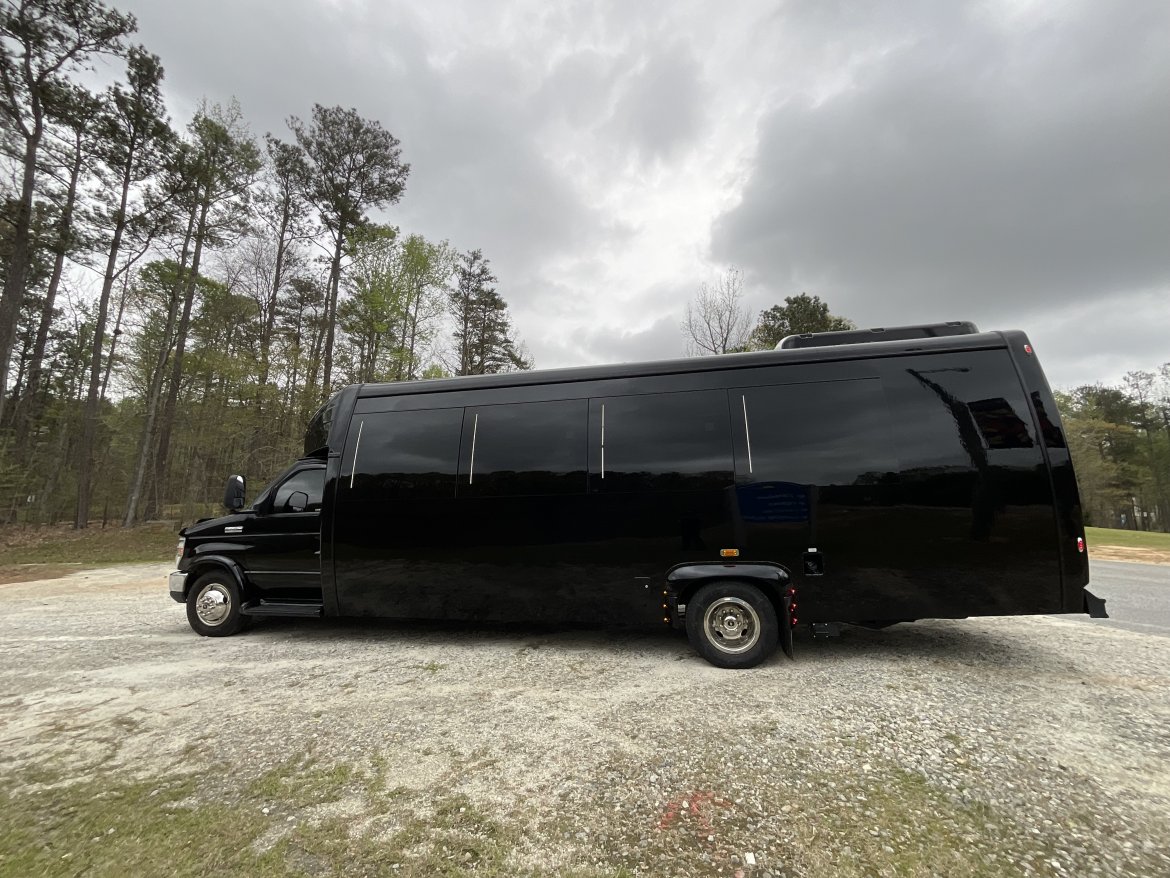 Limo Bus for Sale in Jonesboro, GA - Photo 4
