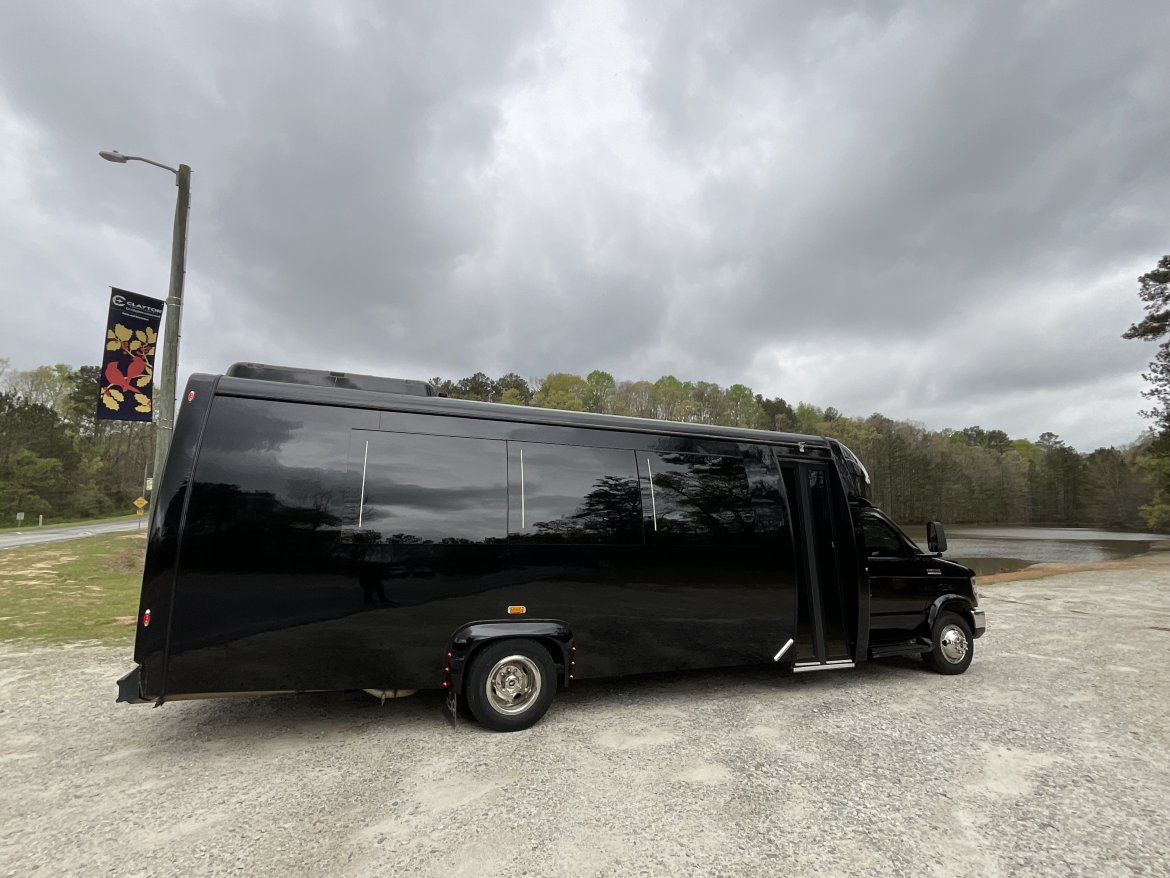 Limo Bus for Sale in Jonesboro, GA - Photo 5