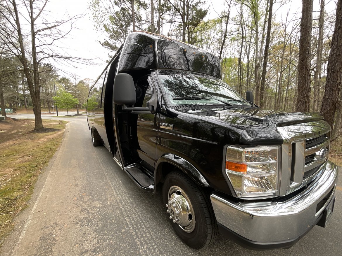 Limo Bus for Sale in Jonesboro, GA - Photo 10
