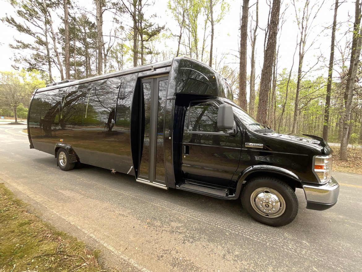Limo Bus for Sale in Jonesboro, GA - Photo 11
