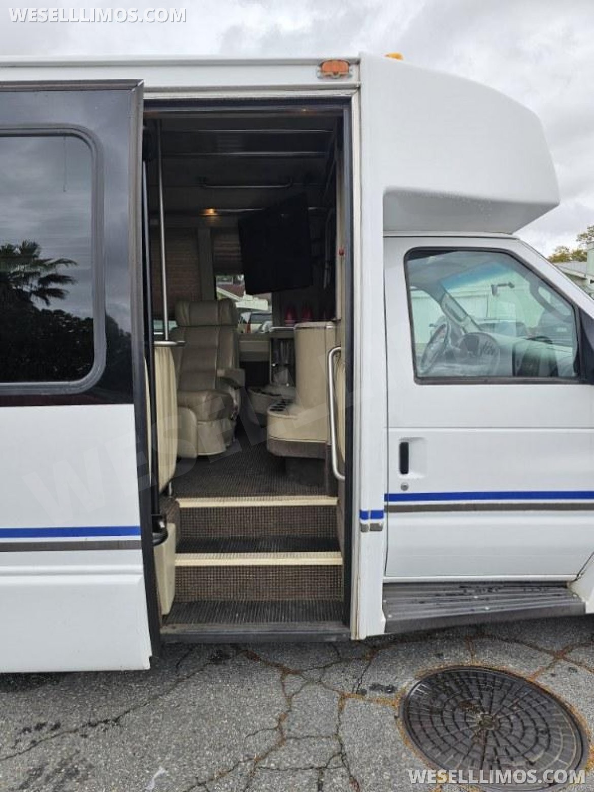 Photo of Limo Bus for sale: 2006 Ford E450 28&quot; by Krystal Koach