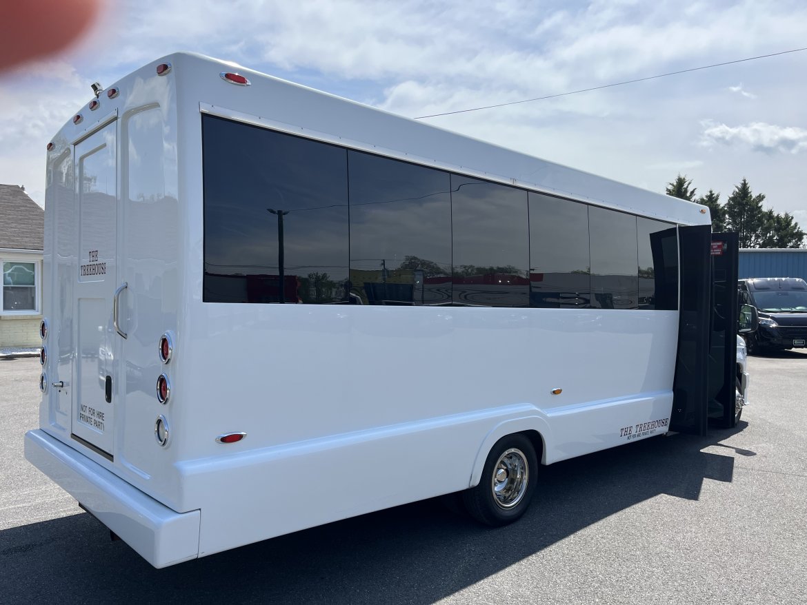 Limo Bus for Sale in Pasadena, MD - Photo 4